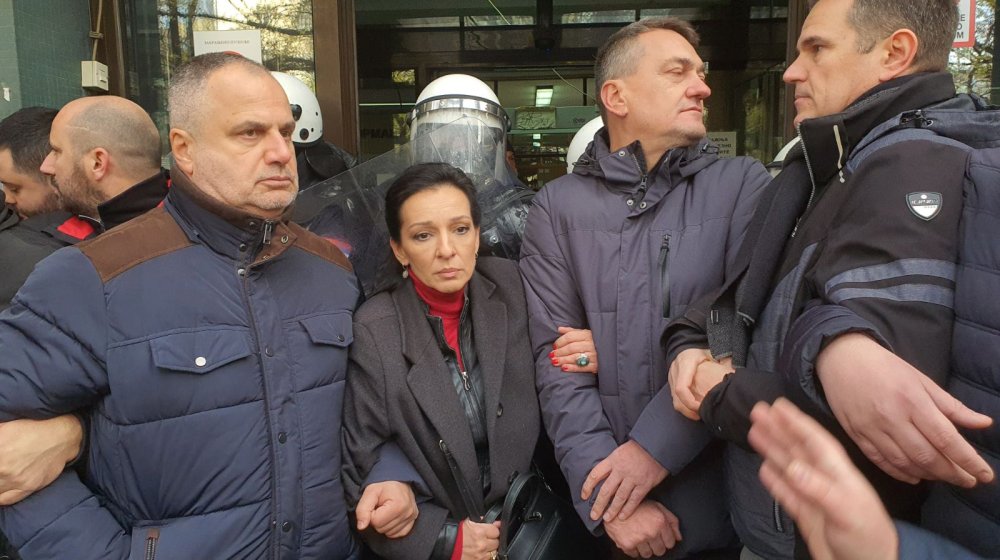 Poslanici blokirali zgradu suda u Novom Sadu, policija u opremi za razbijanje demonstracija potiskuje poslanike (FOTO, VIDEO) 10