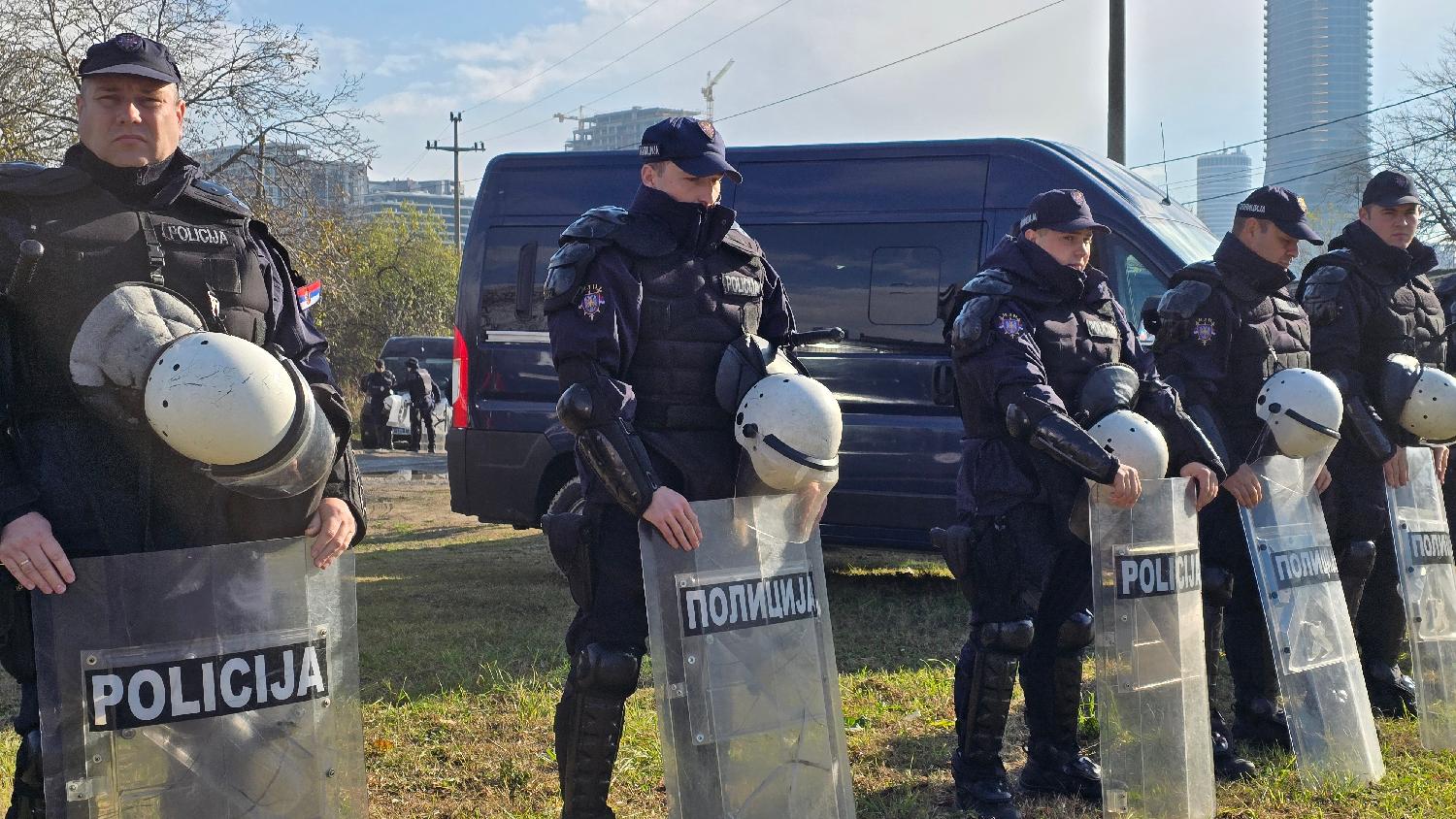 Blokada Starog savskog mosta: Miketić pozvao građane da ne napadaju policajce, blokirana ulica kod Starog sajmišta (FOTO) 3