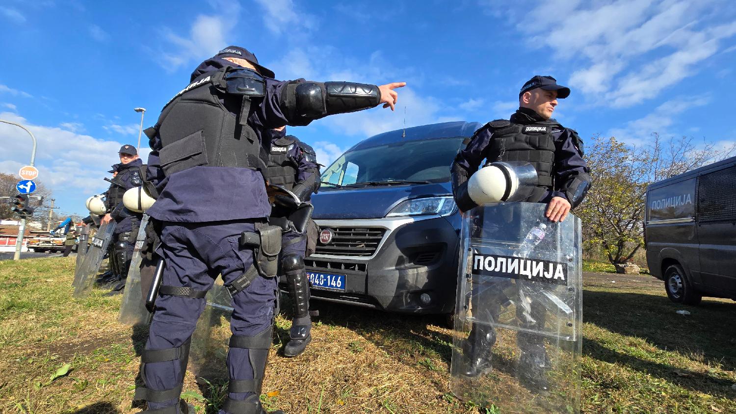 Blokada Starog savskog mosta: Miketić pozvao građane da ne napadaju policajce, blokirana ulica kod Starog sajmišta (FOTO) 4