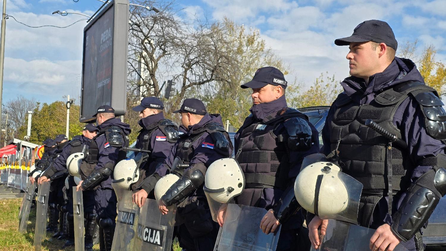 Blokada Starog savskog mosta: Miketić pozvao građane da ne napadaju policajce, blokirana ulica kod Starog sajmišta (FOTO) 5