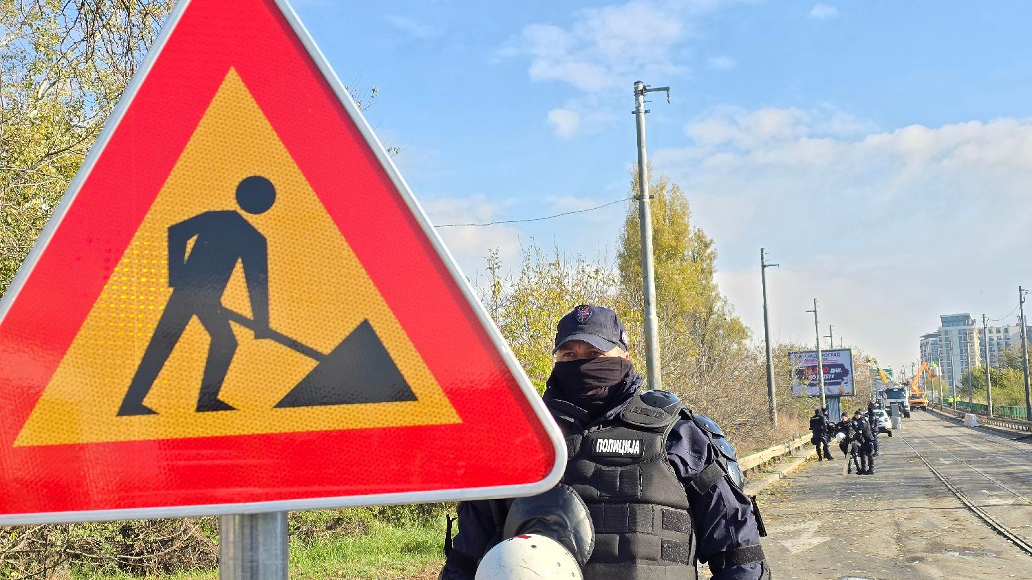 Blokada Starog savskog mosta: Miketić pozvao građane da ne napadaju policajce, blokirana ulica kod Starog sajmišta (FOTO) 6