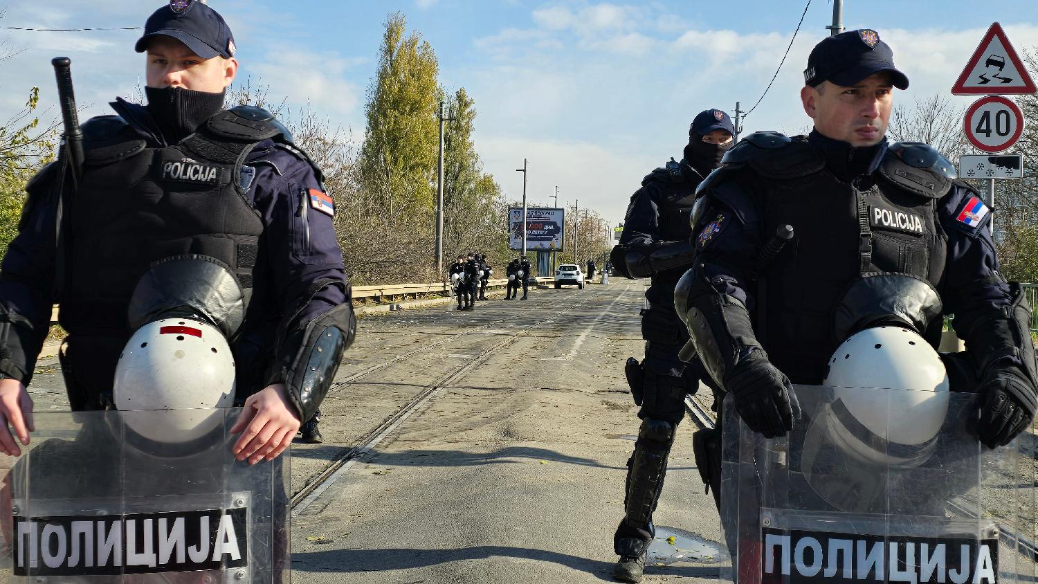 Blokada Starog savskog mosta: Miketić pozvao građane da ne napadaju policajce, blokirana ulica kod Starog sajmišta (FOTO) 7