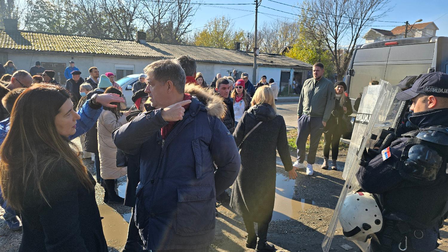 Blokada Starog savskog mosta: Miketić pozvao građane da ne napadaju policajce, blokirana ulica kod Starog sajmišta (FOTO) 3