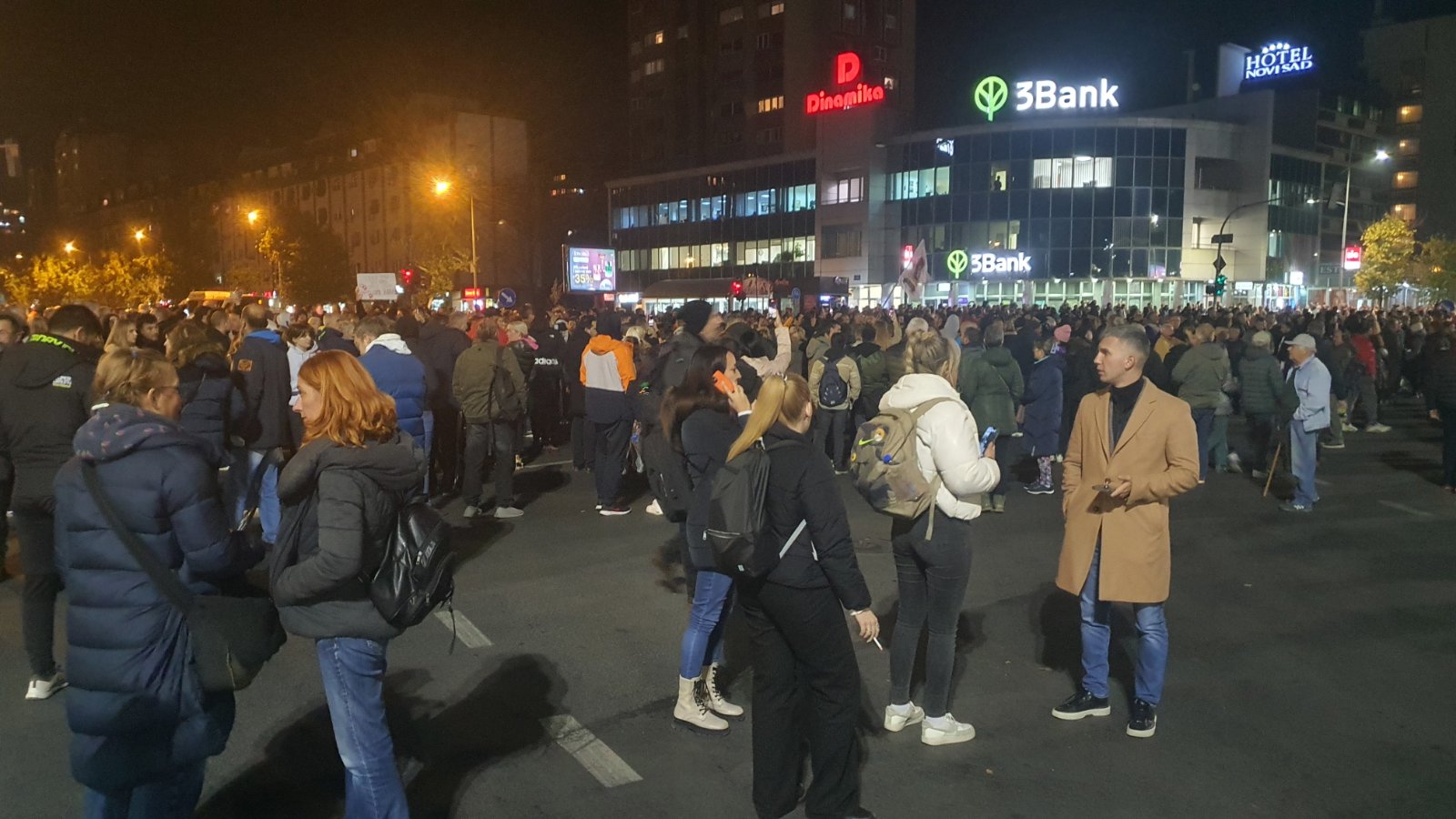 UŽIVO Hiljade građana na protestu u Novom Sadu: „Vučiću ubico“, „ostavke“, razbijena stakla na Gradskoj kući, organizatori najavili da ostaju 48 sati, bačen prvi suzavac (FOTO, VIDEO) 12