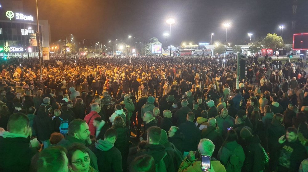 UŽIVO Hiljade građana na protestu u Novom Sadu ispred Železničke stanice: "Vučiću ubico" "ostavke", crvena boja na Prekršajnom sudu (FOTO, VIDEO) 10