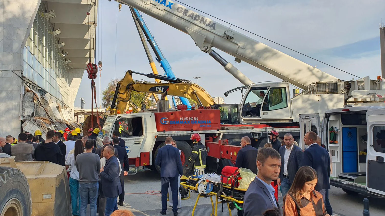 Urušio se deo Železničke stanice u Novom Sadu: Četrnaestoro poginulih, među njima državljanin Severne Makedonije i devojčica od šest godina (FOTO/VIDEO) 3