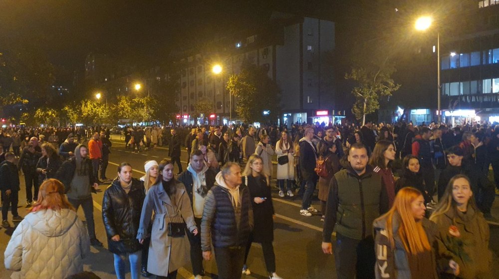 (FOTO, VIDEO) Protest u Novom Sadu ispred Železničke stanice: Traže se ostavke, crvena boja na Prekršajnom sudu 15