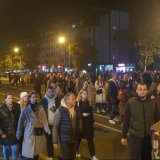 (FOTO, VIDEO) Protest u Novom Sadu ispred Železničke stanice: Traže se ostavke, crvena boja na Prekršajnom sudu 6