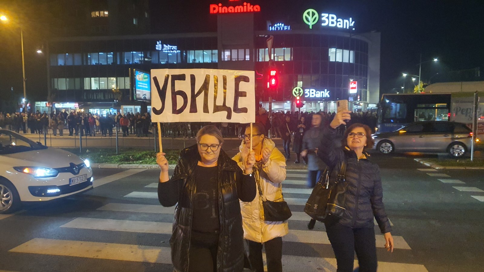 UŽIVO Hiljade građana na protestu u Novom Sadu: „Vučiću ubico“, „ostavke“, razbijena stakla na Gradskoj kući, organizatori najavili da ostaju 48 sati, bačen prvi suzavac (FOTO, VIDEO) 2