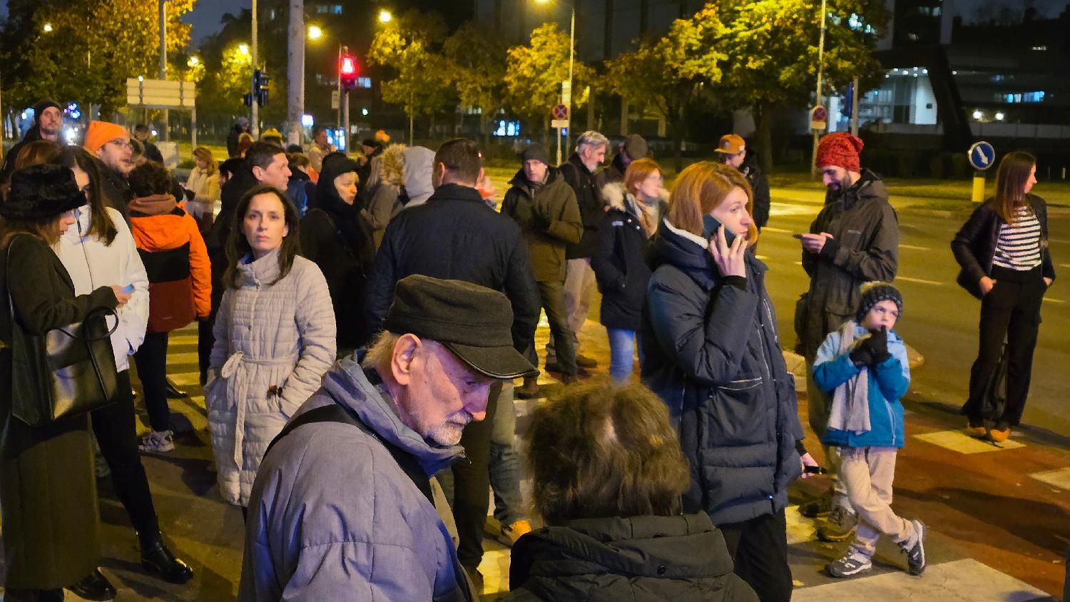 (FOTO) Završen protest zbog rušenja hotela "Jugoslavija", nepoznate osobe pocepale reklamne cirade 3