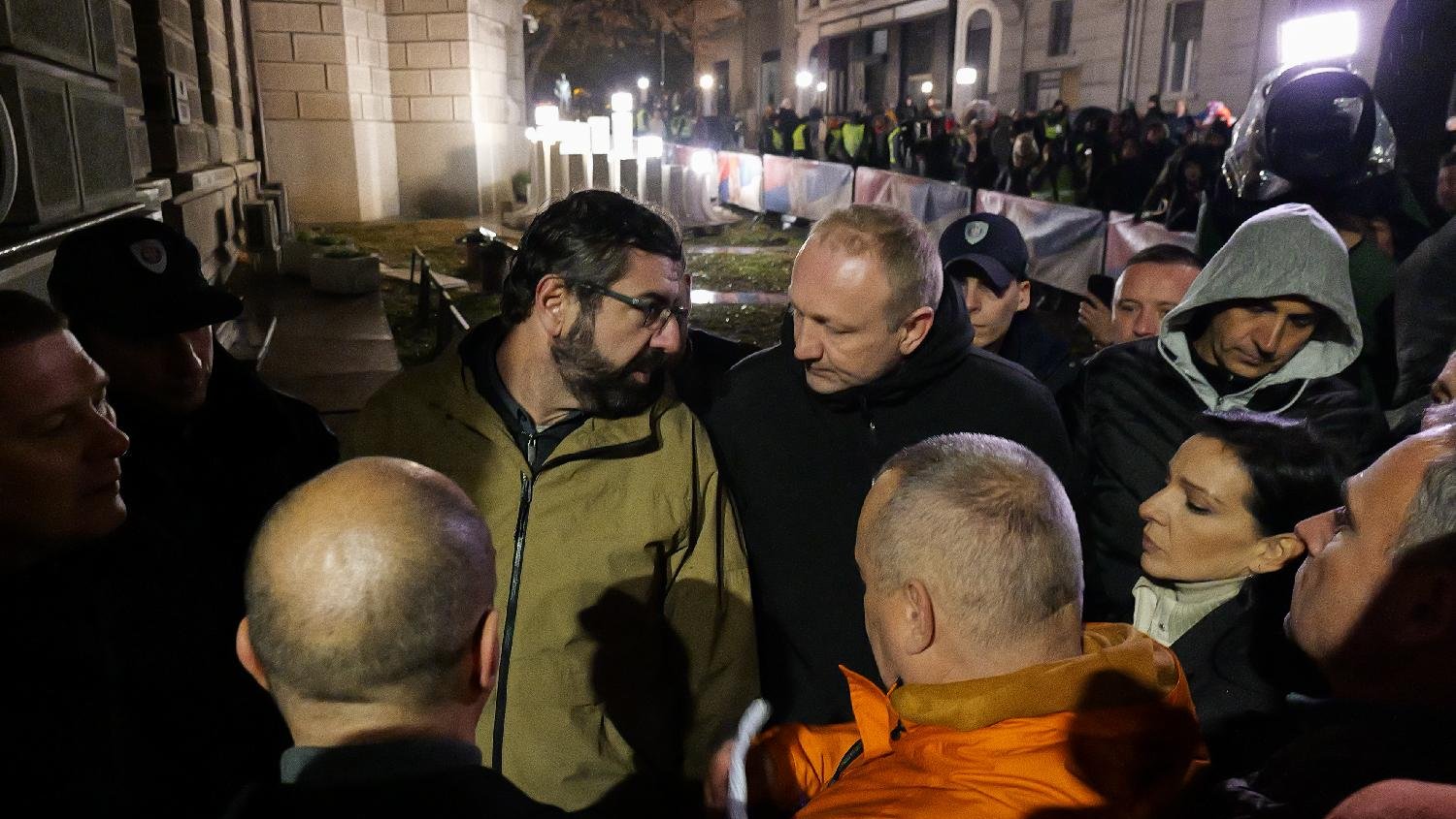 Završen protest opozicije u Beogradu zbog pogibije 14 ljudi u Novom Sadu: Katanci na Predsedništvu, zahteve će predati Skupštini (FOTO/VIDEO) 2