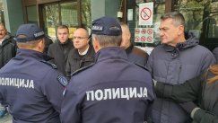 Poslanici blokirali zgradu suda u Novom Sadu, policija u opremi za razbijanje demonstracija potiskuje poslanike (FOTO, VIDEO) 5