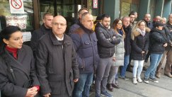 Poslanici blokirali zgradu suda u Novom Sadu, policija u opremi za razbijanje demonstracija potiskuje poslanike (FOTO, VIDEO) 7