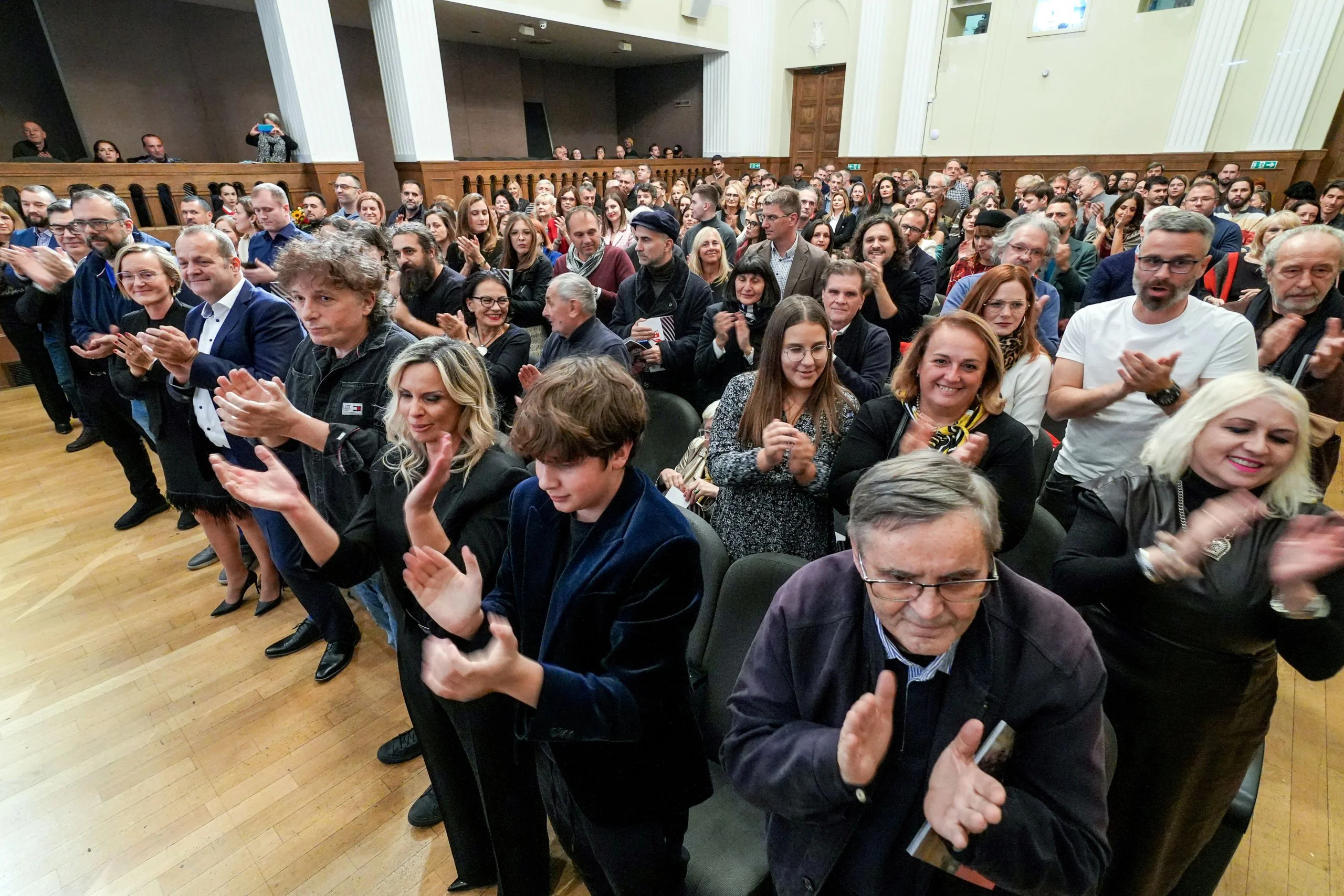 Ovacije Srđanu Karanoviću i ekipi filma "Virdžina": Premijera restaurisane verzije kultnog dela u Jugoslovenskoj kinoteci 2