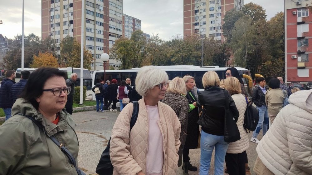 Tužna je, jadna i žalosna vlast koja u učiteljima i nastavnicima vidi neprijatelje: Prosvetni radnici iz Kragujevca na protestu u Beogradu 10