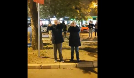 Protest je dobio svoje tihe heroje: “Baka i deka koji su sve rasplakali su srce Novog Sada” 12