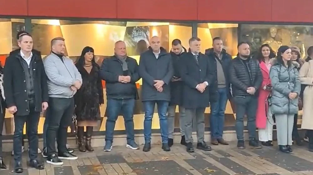 Protest "Zastani Srbijo" u Loznici, Kruševcu, Pančevu, Leskovcu: Gradonačelnik Cvetanović stajao na šetalištu (VIDEO) 10