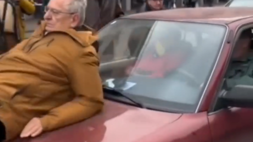 (VIDEO) Automobil pokupio na haubi čoveka tokom blokade u Požarevcu 10