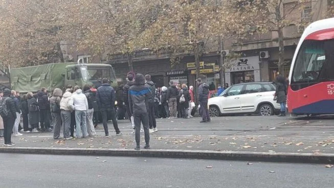 Vojni kamion krenuo na učenike Šeste beogradske gimnazije koji su protestovali u znak sećanja na žrtve u Novom Sadu (FOTO) 8