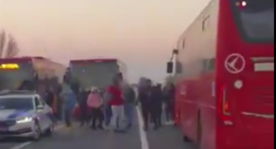 (VIDEO) Autobus iz Mladenovca se pokvario u Malom Požarevcu, putnici na sat vremena blokirali tu deonicu 14