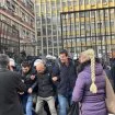 Novi Sad: Ispituju se navodi o policijskoj brutalnosti nad penzionerom, opozicija blokirala sud 8