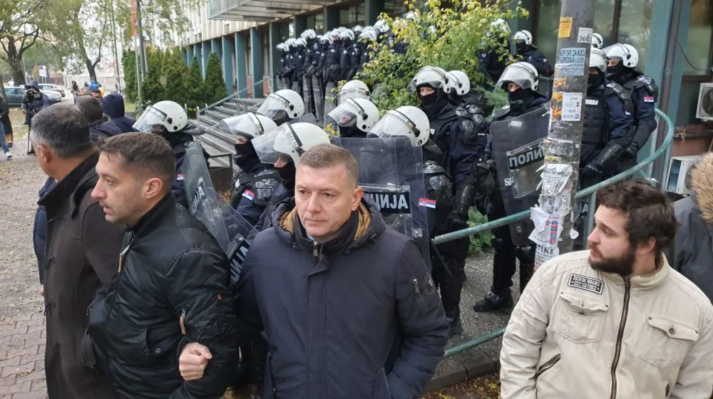 Blokada suda u Novom Sadu, treći dan: Duplo više policije nego juče, poslanici i odbornici formirali kordon FOTO 8