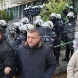 Blokada suda u Novom Sadu, treći dan: Duplo više policije nego juče, poslanici i odbornici formirali kordon FOTO 5