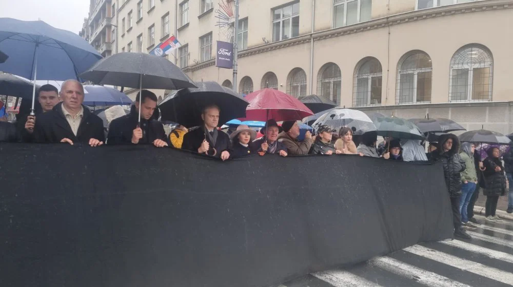 Počela protestna akcija Zastani Srbijo 15 minuta za 15 izgubljenih života (FOTO/VIDEO) 8