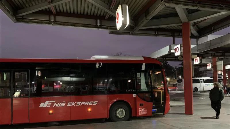 Niška autobuska stanica: Trag u vremenu, crvena boja i gužve 9