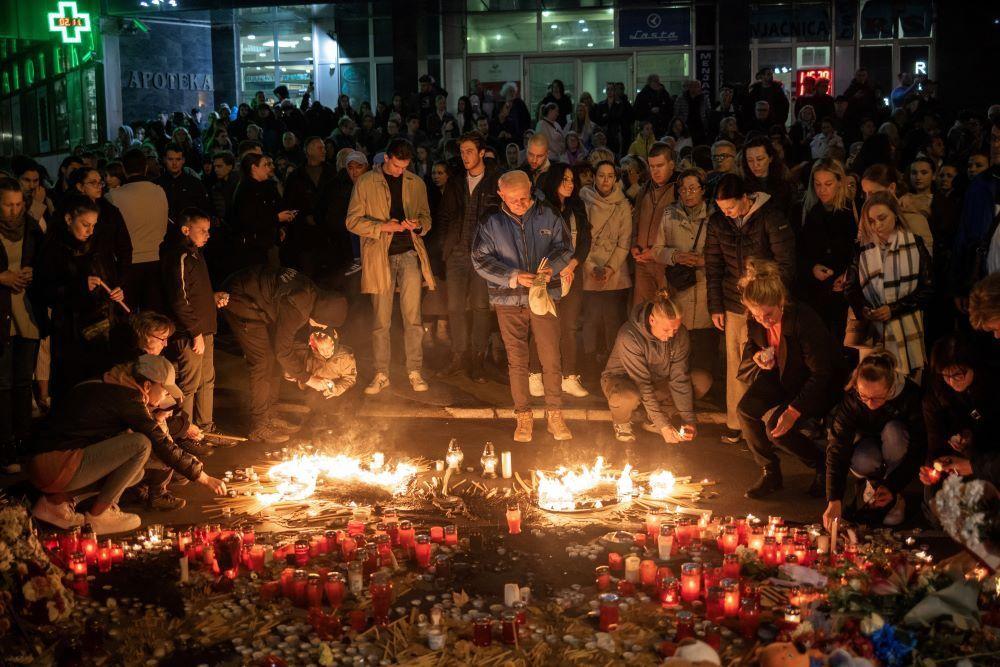 Građani Novog Sada okupili su se u centru grada da odaju poštu stradalima