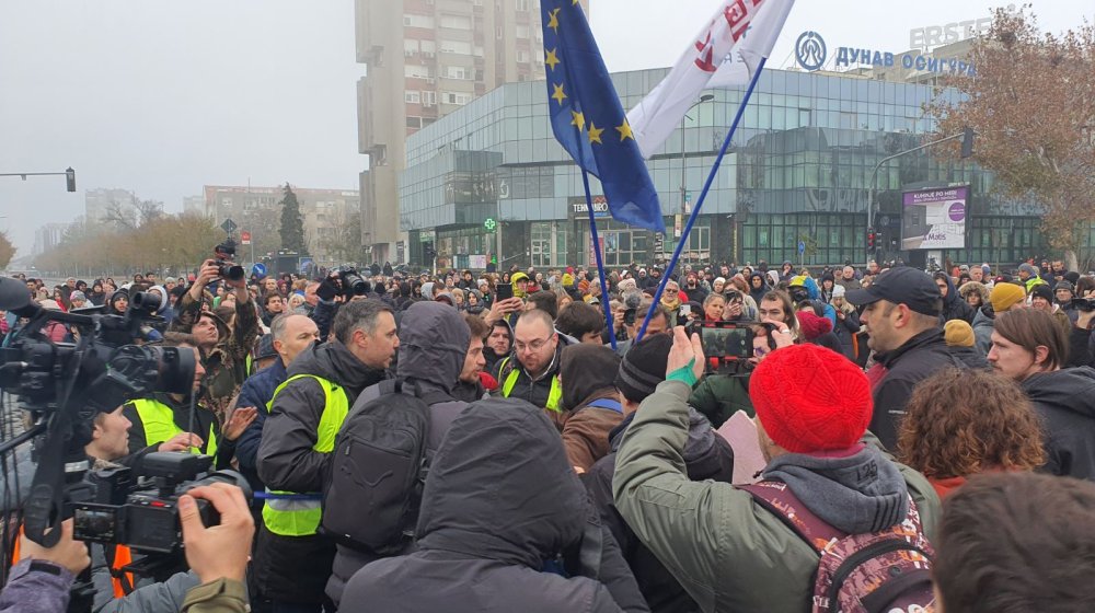 Protest u Novom Sadu: Na ivici incidenta zbog zastave "Evromajdana" (FOTO, VIDEO) 10