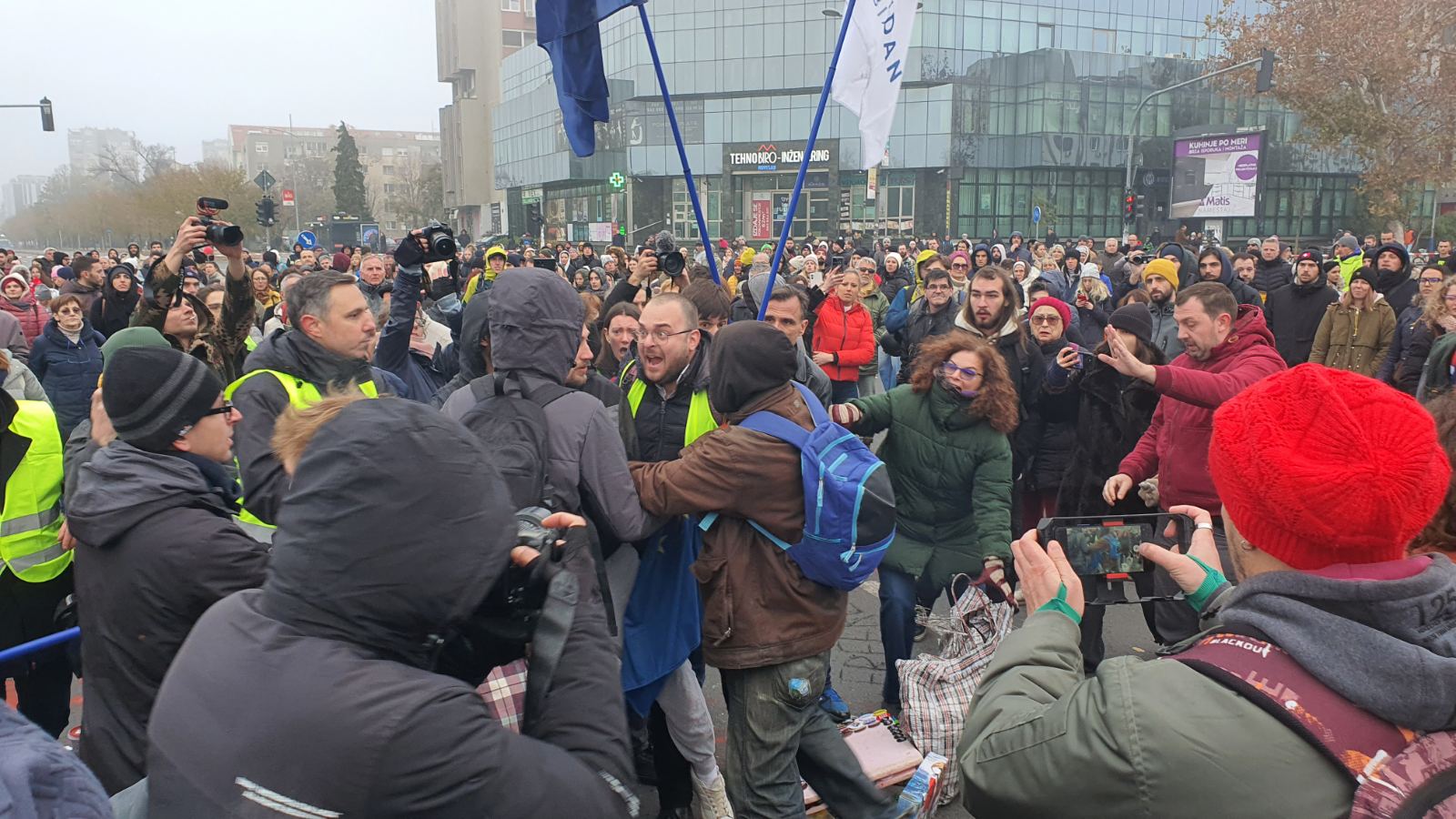 Završen protest u Novom Sadu: Na ivici incidenta zbog "Evromajdana", aktivisti poručili da nastavljaju akcije (FOTO, VIDEO) 2