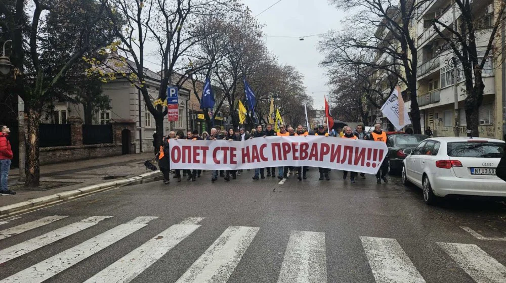 Prosvetni radnici protestvovali u centru Niša: Grupa se pridružila "tišini" povodom tragedije u Novom Sadu 10