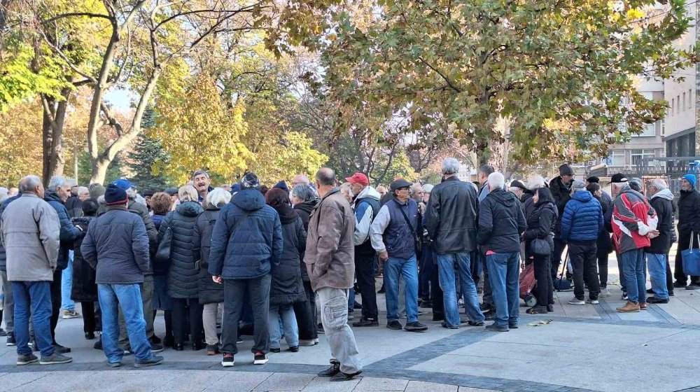 Jedni najavljuju blokade i vanredne izbore, drugi stoje u redovima da potpišu: Počelo prijavljivanje radnika propalih preduzeća u Nišu za isplatu zaostalih zarada 10