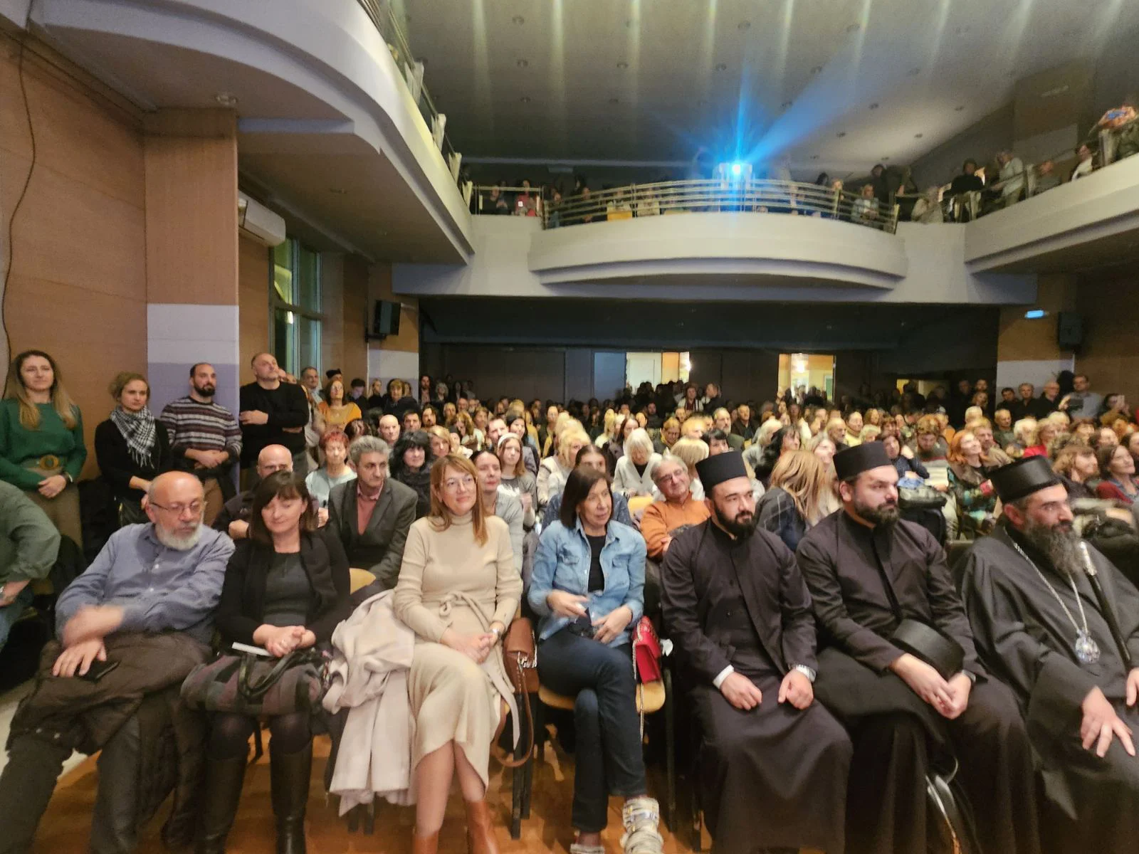 "Kad god govorimo sa ljudima iskreno, oni to prihvataju": Vladika Grigorije promovisao knjigu "Stranac u šumi" u Nišu 2