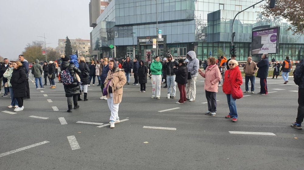 Počeo protest u Novom Sadu: Blokiran saobraćaj kod Železničke stanice (FOTO, VIDEO) 9