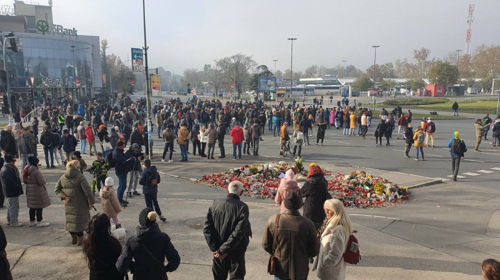 Počeo protest u Novom Sadu: Blokiran saobraćaj kod Železničke stanice (FOTO, VIDEO) 10