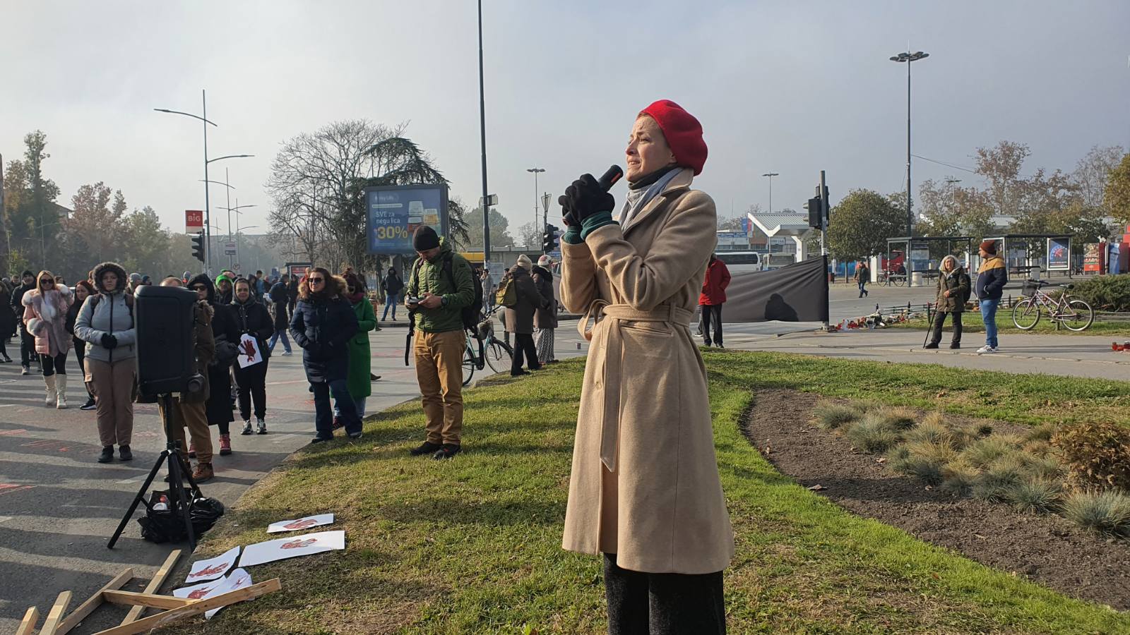 Protest u Novom Sadu: Blokiran saobraćaj kod Železničke stanice, građani boje raskrsnicu crvenom bojom (FOTO, VIDEO) 5