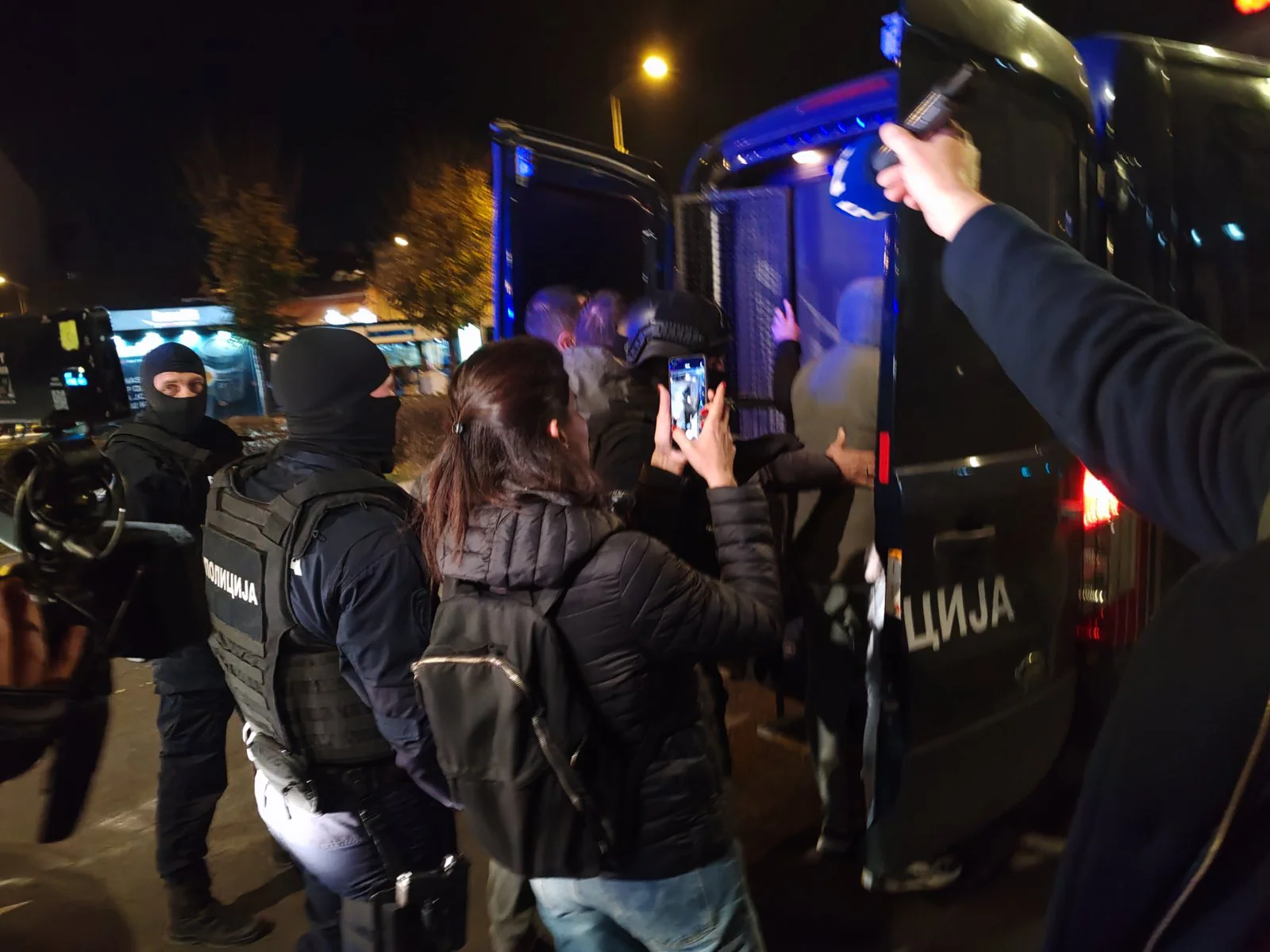 Završen protest u Novom Sadu: Nasilje, razbijanje Gradske skupštine, Vučić u prostorijama SNS, privedeni Ješić i Pogačar (FOTO, VIDEO) 9