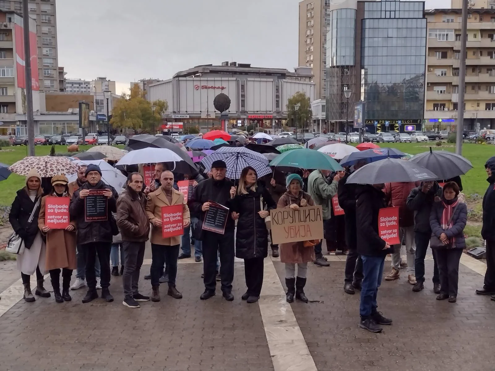 Kako je izgledalo protest u Kragujevcu: Demonstrantima se obratio provokator (FOTO) 2