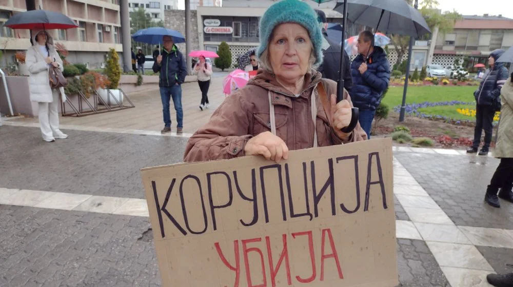 Kako je izgledalo protest u Kragujevcu: Demonstrantima se obratio provokator (FOTO) 7