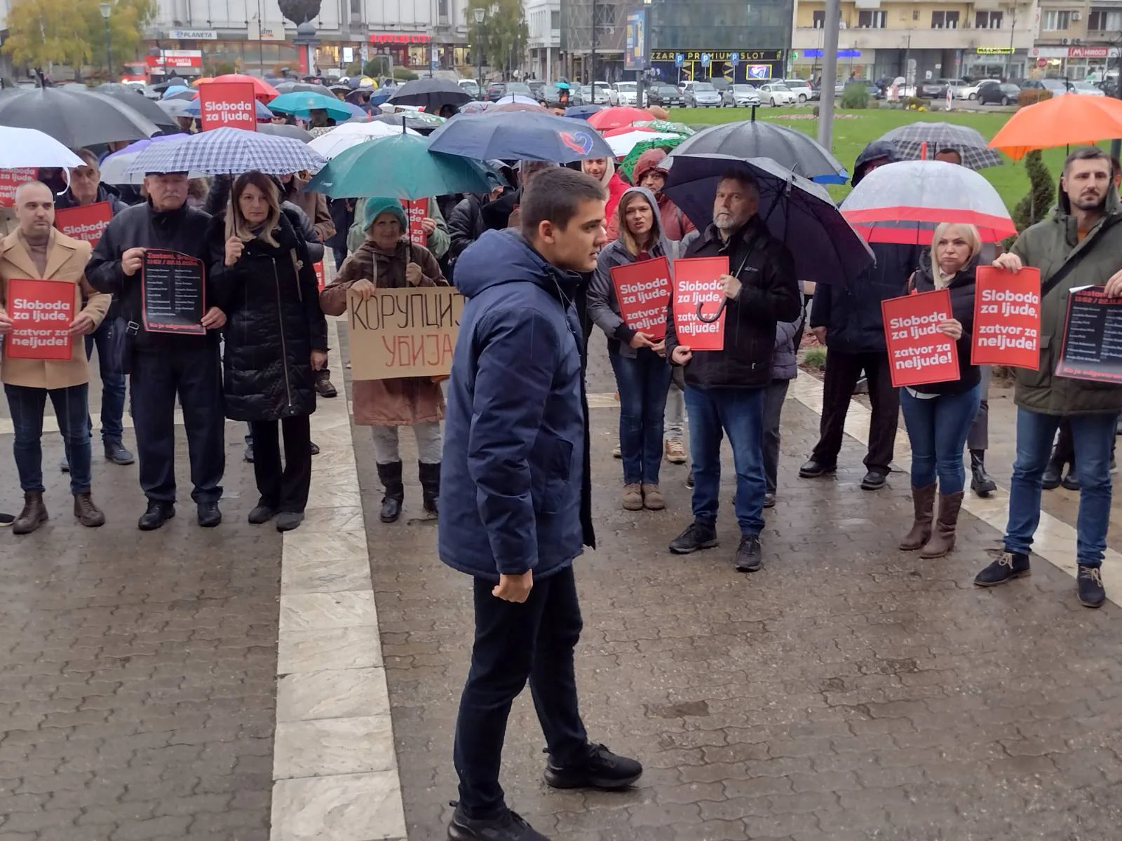 Kako je izgledalo protest u Kragujevcu: Demonstrantima se obratio provokator (FOTO) 3