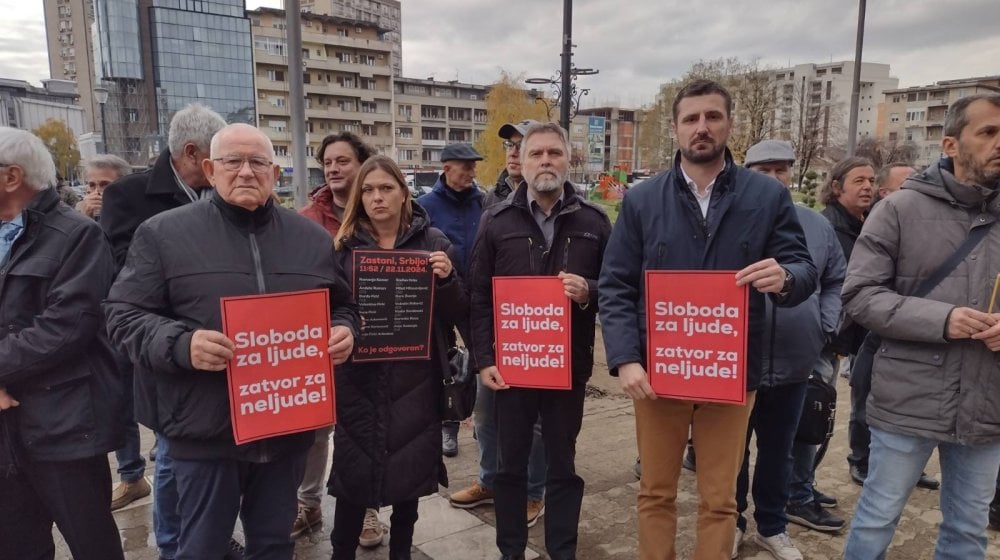 U Kragujevcu mirni protest Zastani Srbijo (FOTO) 10