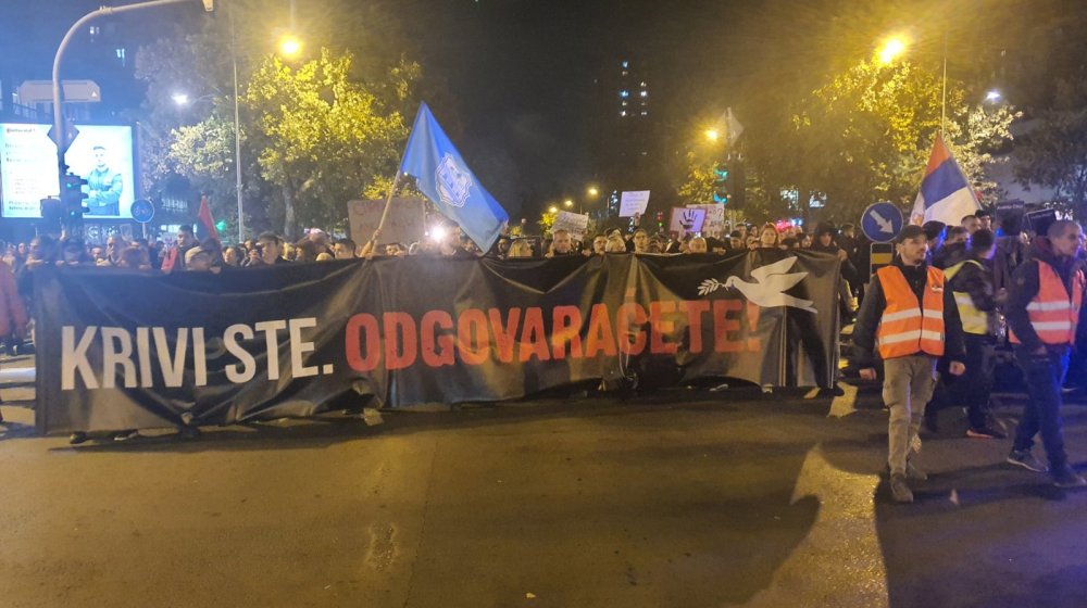 UŽIVO Hiljade građana na protestu u Novom Sadu ispred Železničke stanice: "Vučiću ubico" "ostavke", crvena boja na Prekršajnom sudu (FOTO, VIDEO) 10