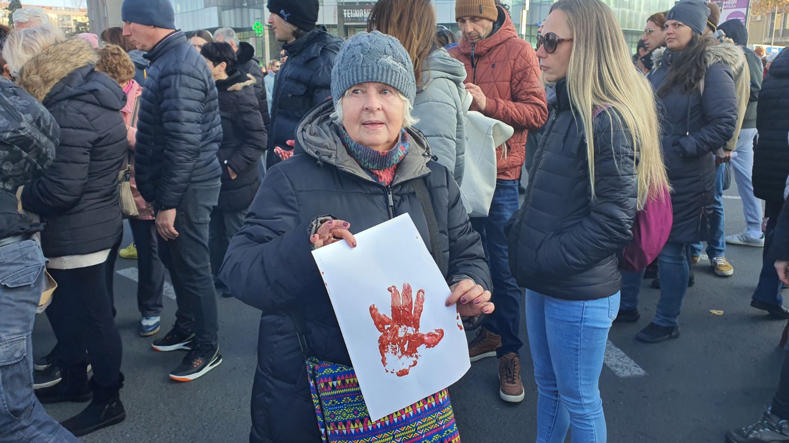 Protest u Novom Sadu: Blokiran saobraćaj kod Železničke stanice, građani boje raskrsnicu crvenom bojom (FOTO, VIDEO) 4