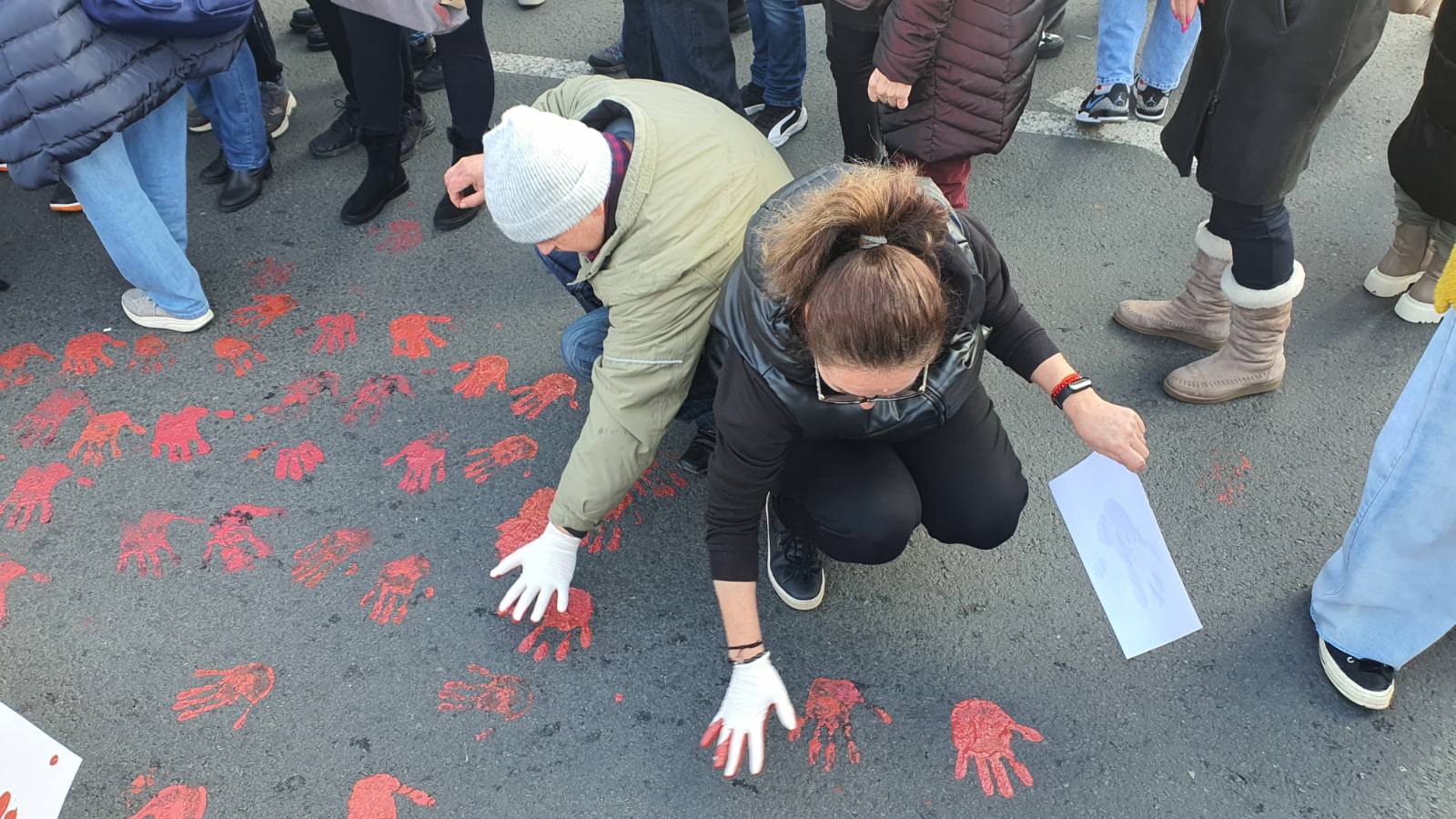 Protest u Novom Sadu: Blokiran saobraćaj kod Železničke stanice, građani boje raskrsnicu crvenom bojom (FOTO, VIDEO) 3