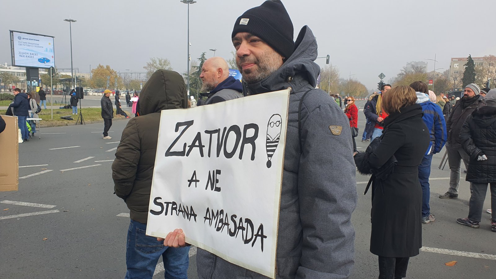 Protest u Novom Sadu: Blokiran saobraćaj kod Železničke stanice, građani boje raskrsnicu crvenom bojom (FOTO, VIDEO) 9