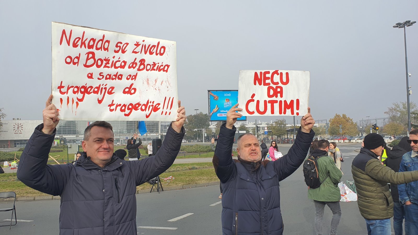 Protest u Novom Sadu: Blokiran saobraćaj kod Železničke stanice, građani boje raskrsnicu crvenom bojom (FOTO, VIDEO) 8