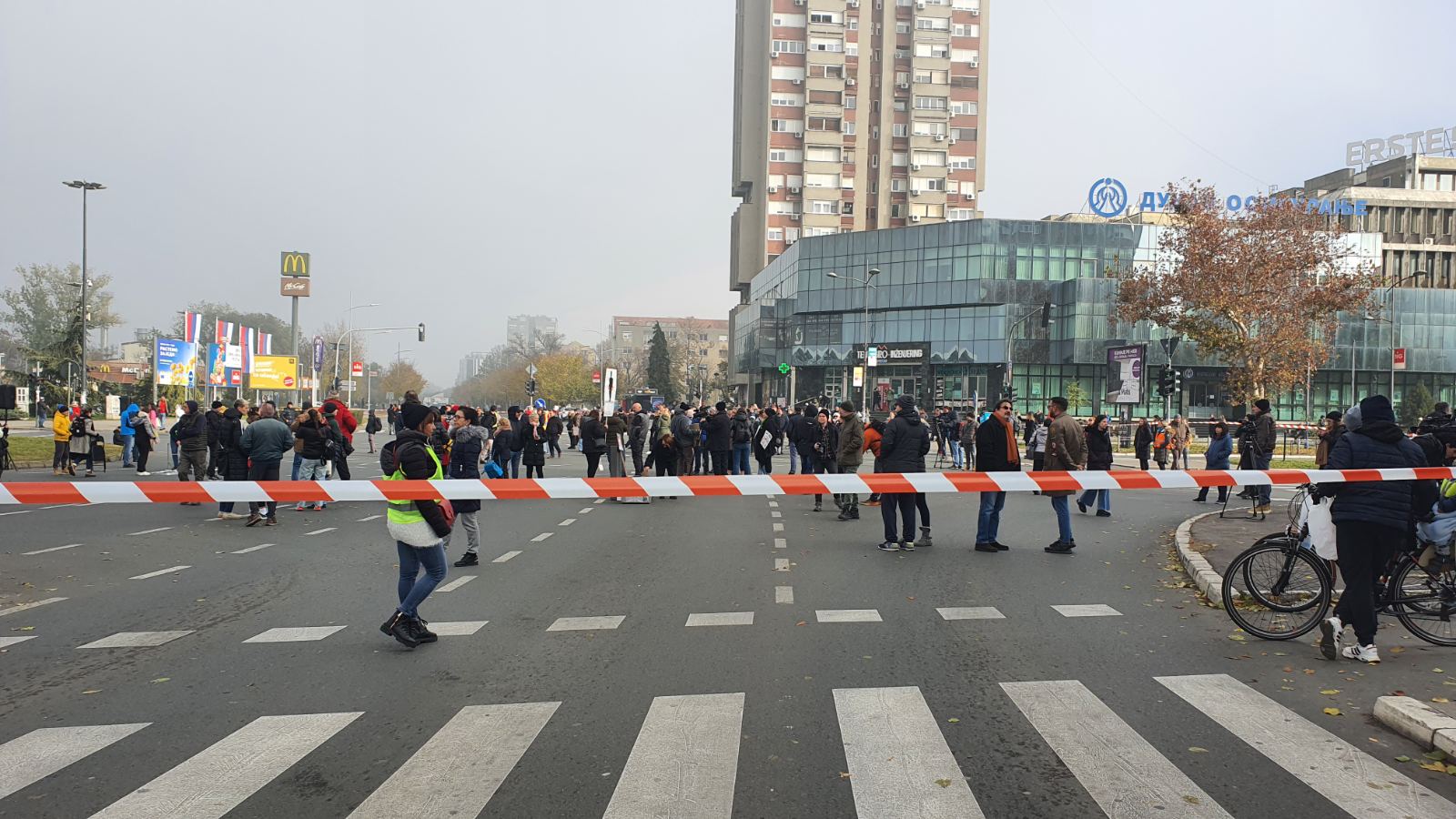 Protest u Novom Sadu: Blokiran saobraćaj kod Železničke stanice, građani boje raskrsnicu crvenom bojom (FOTO, VIDEO) 10