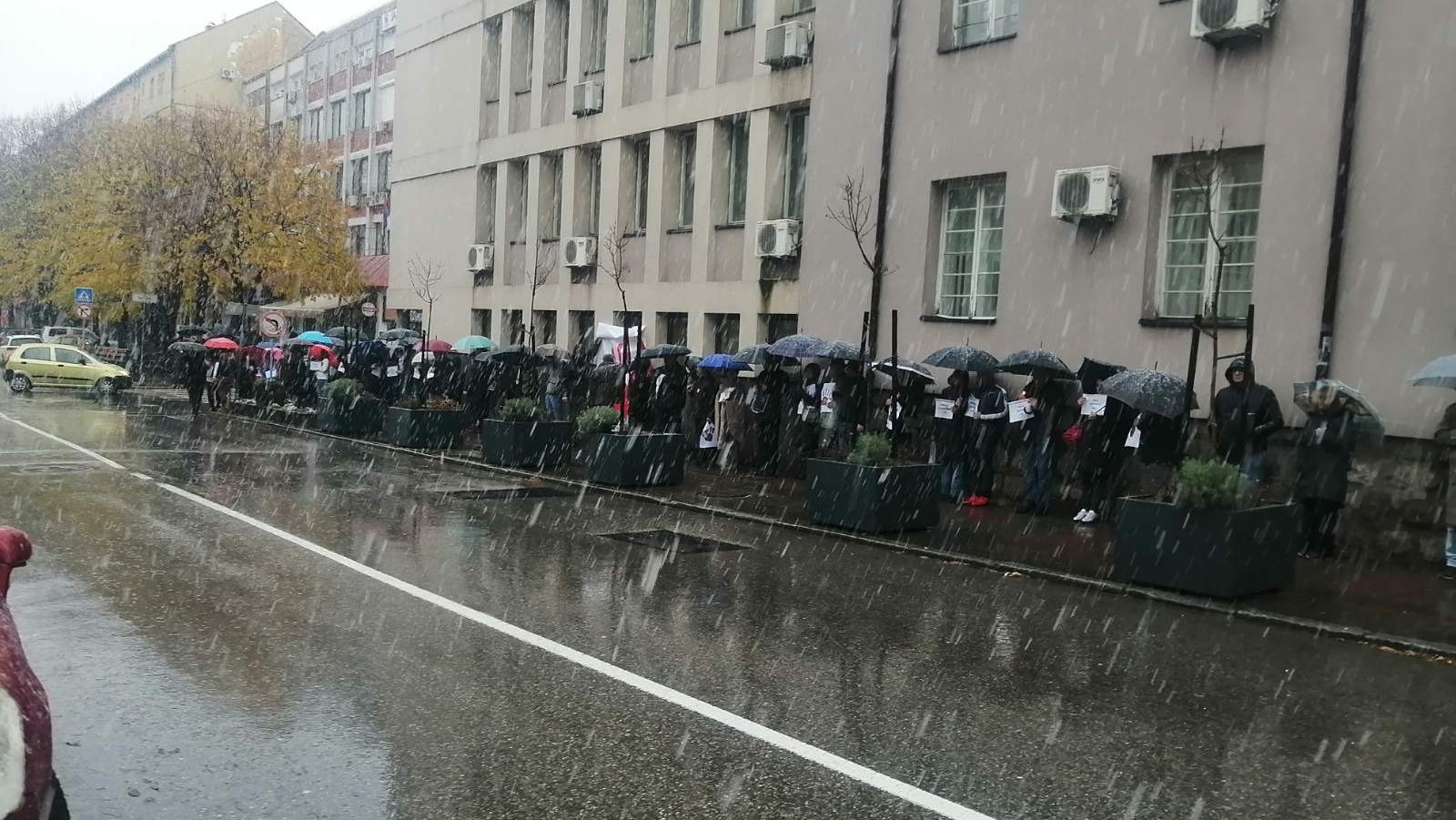 Protest "Zastani Srbijo" u Loznici, Kruševcu, Pančevu, Leskovcu: Gradonačelnik Cvetanović stajao na šetalištu (VIDEO) 2